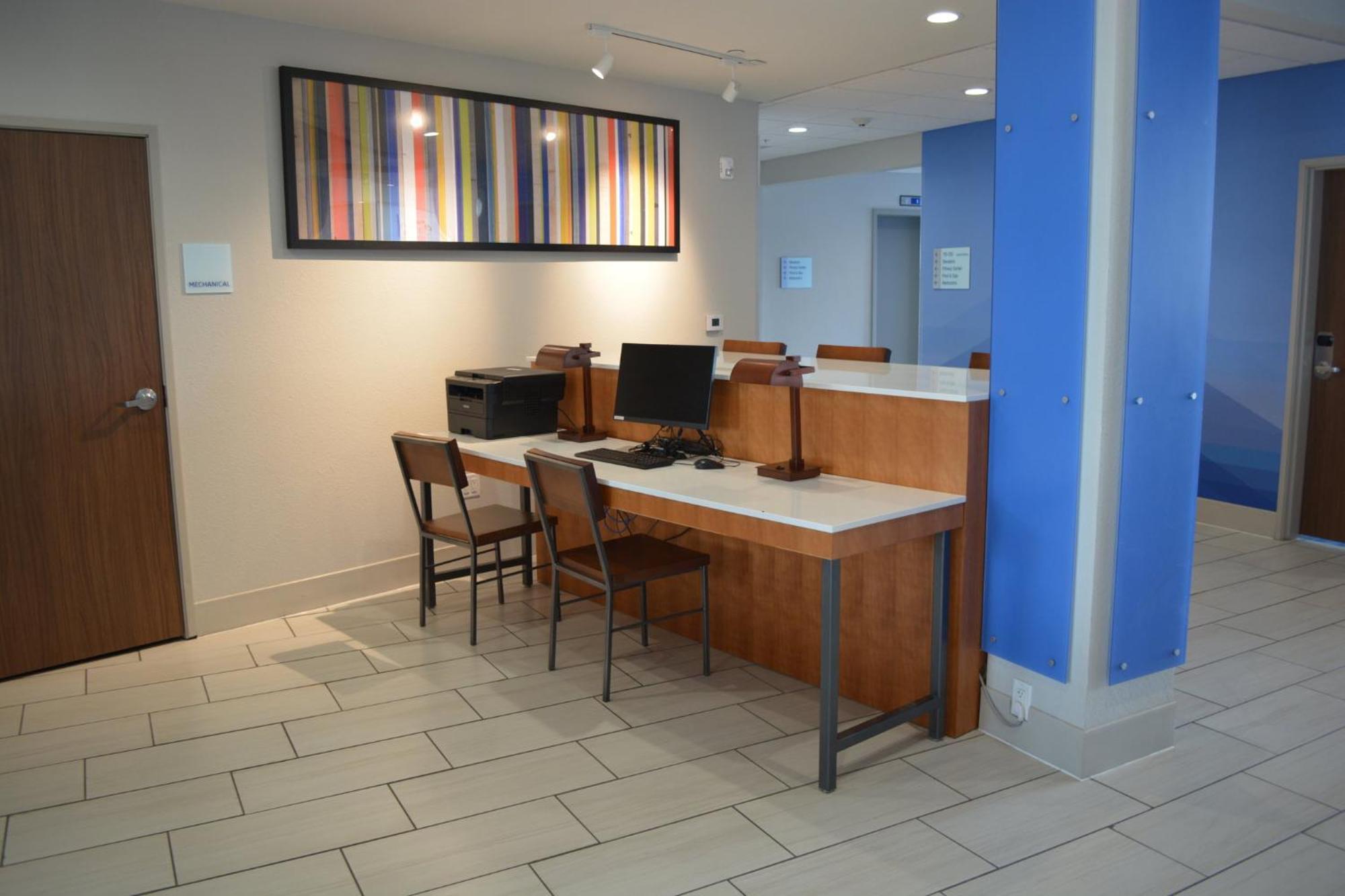 Holiday Inn Express & Suites ليبرال المظهر الخارجي الصورة