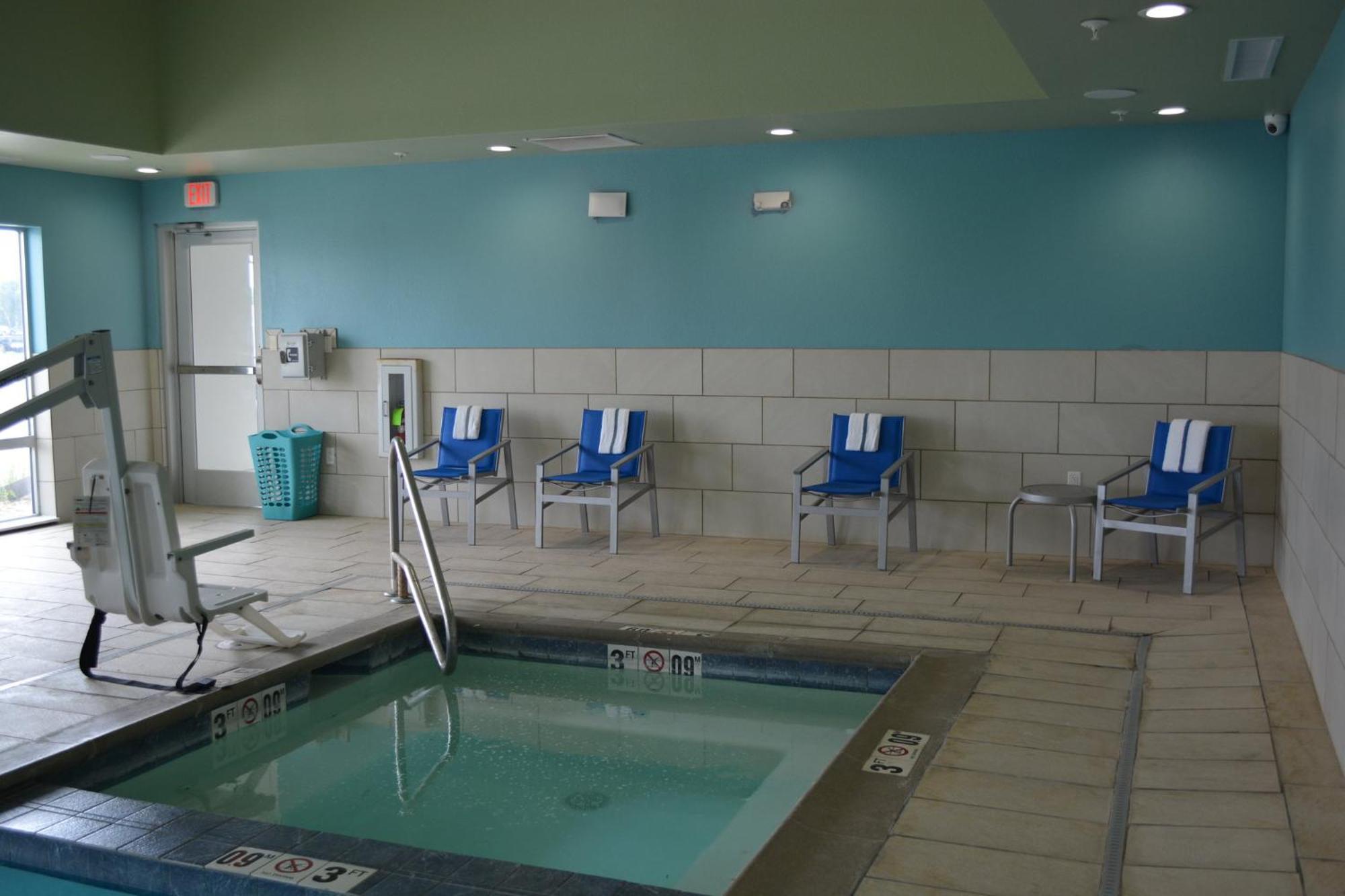 Holiday Inn Express & Suites ليبرال المظهر الخارجي الصورة