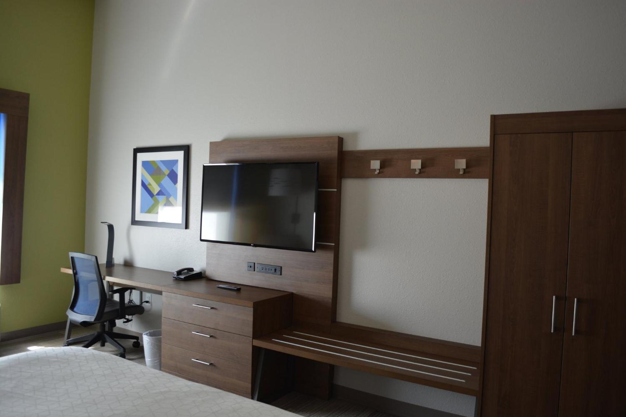 Holiday Inn Express & Suites ليبرال المظهر الخارجي الصورة