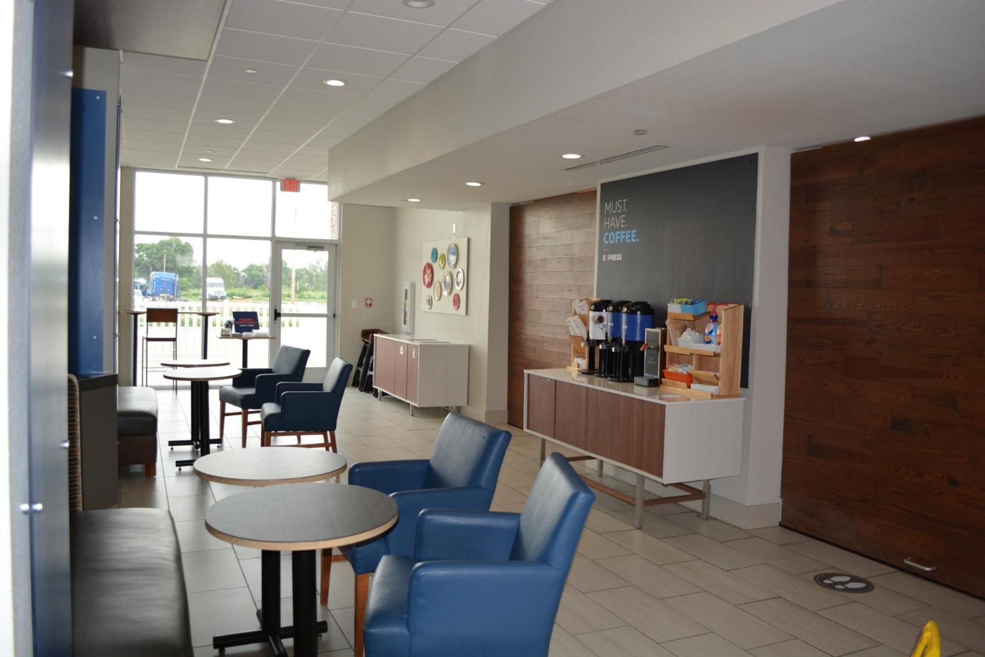 Holiday Inn Express & Suites ليبرال المظهر الخارجي الصورة