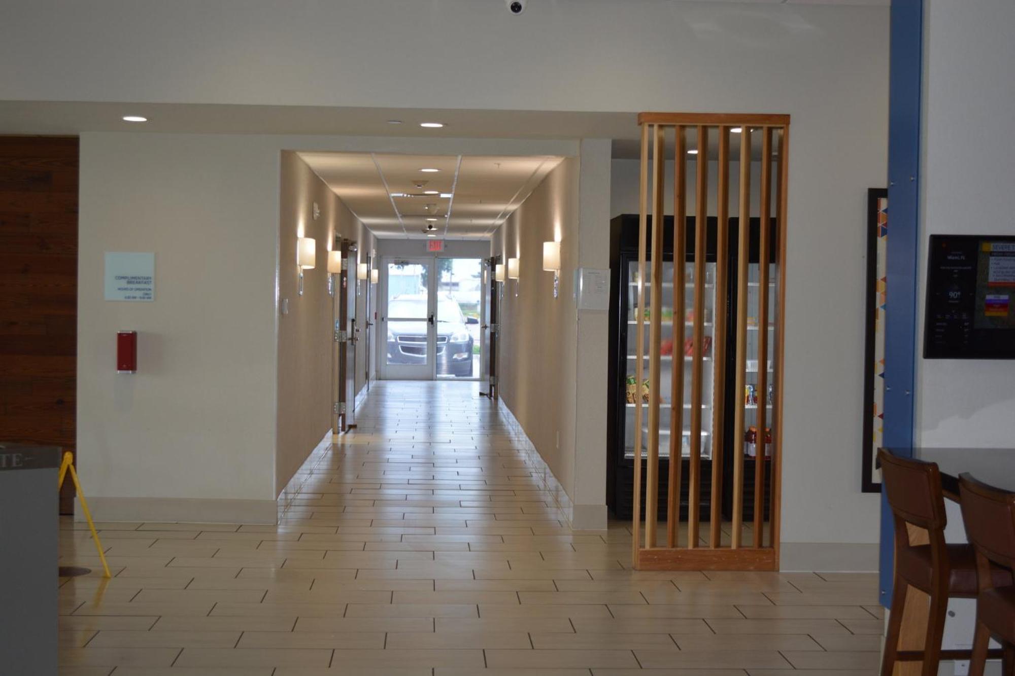 Holiday Inn Express & Suites ليبرال المظهر الخارجي الصورة