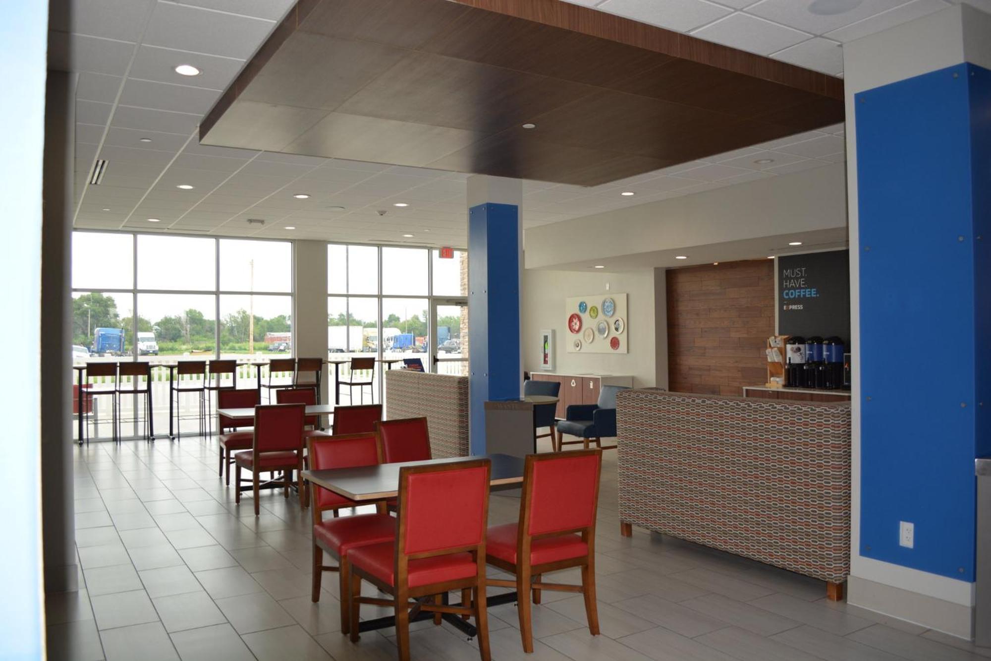 Holiday Inn Express & Suites ليبرال المظهر الخارجي الصورة