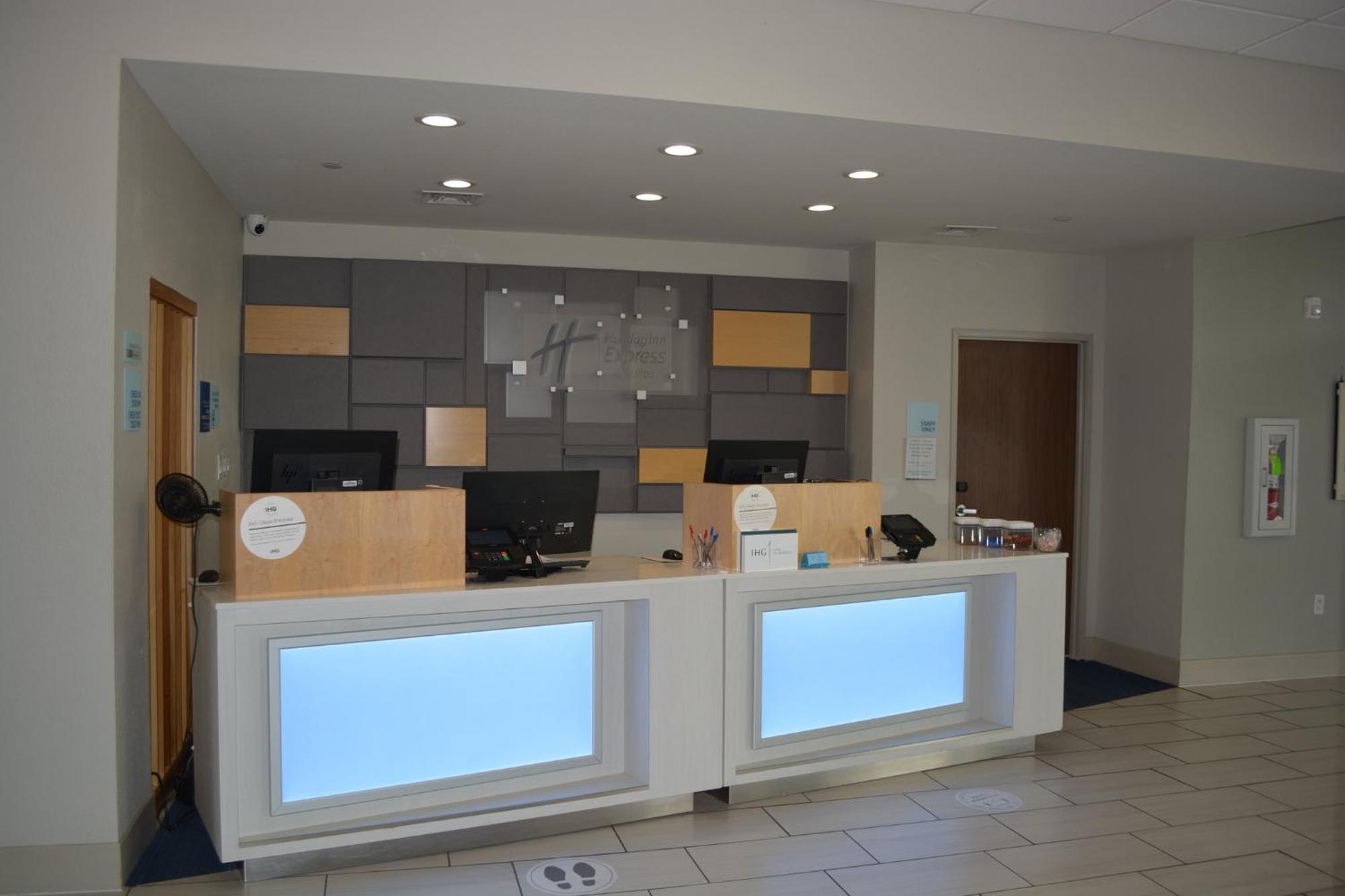 Holiday Inn Express & Suites ليبرال المظهر الخارجي الصورة