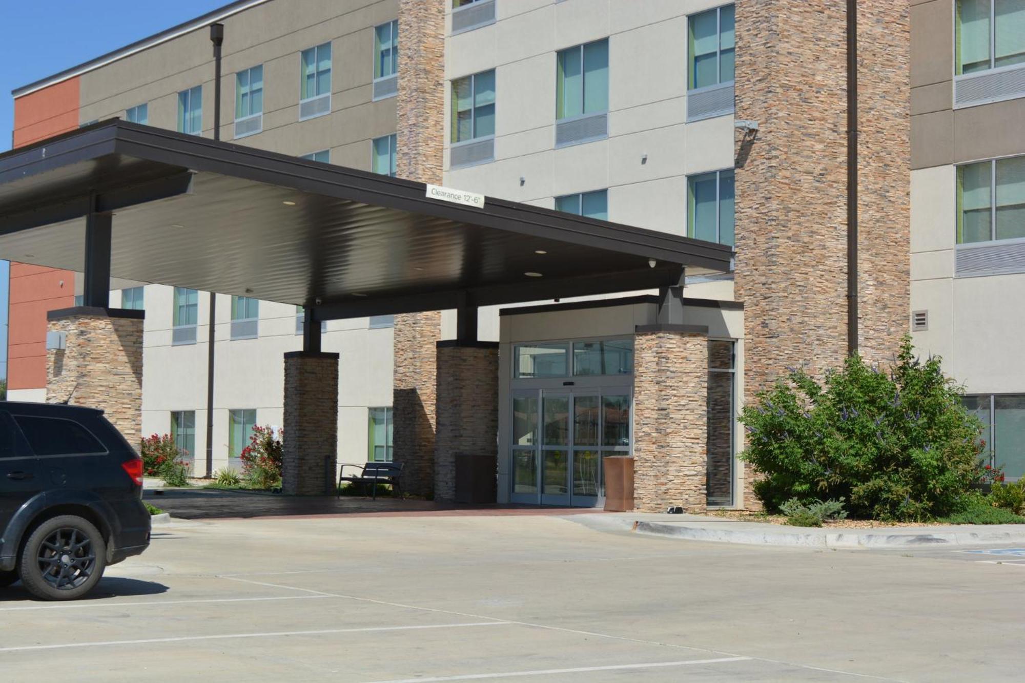 Holiday Inn Express & Suites ليبرال المظهر الخارجي الصورة