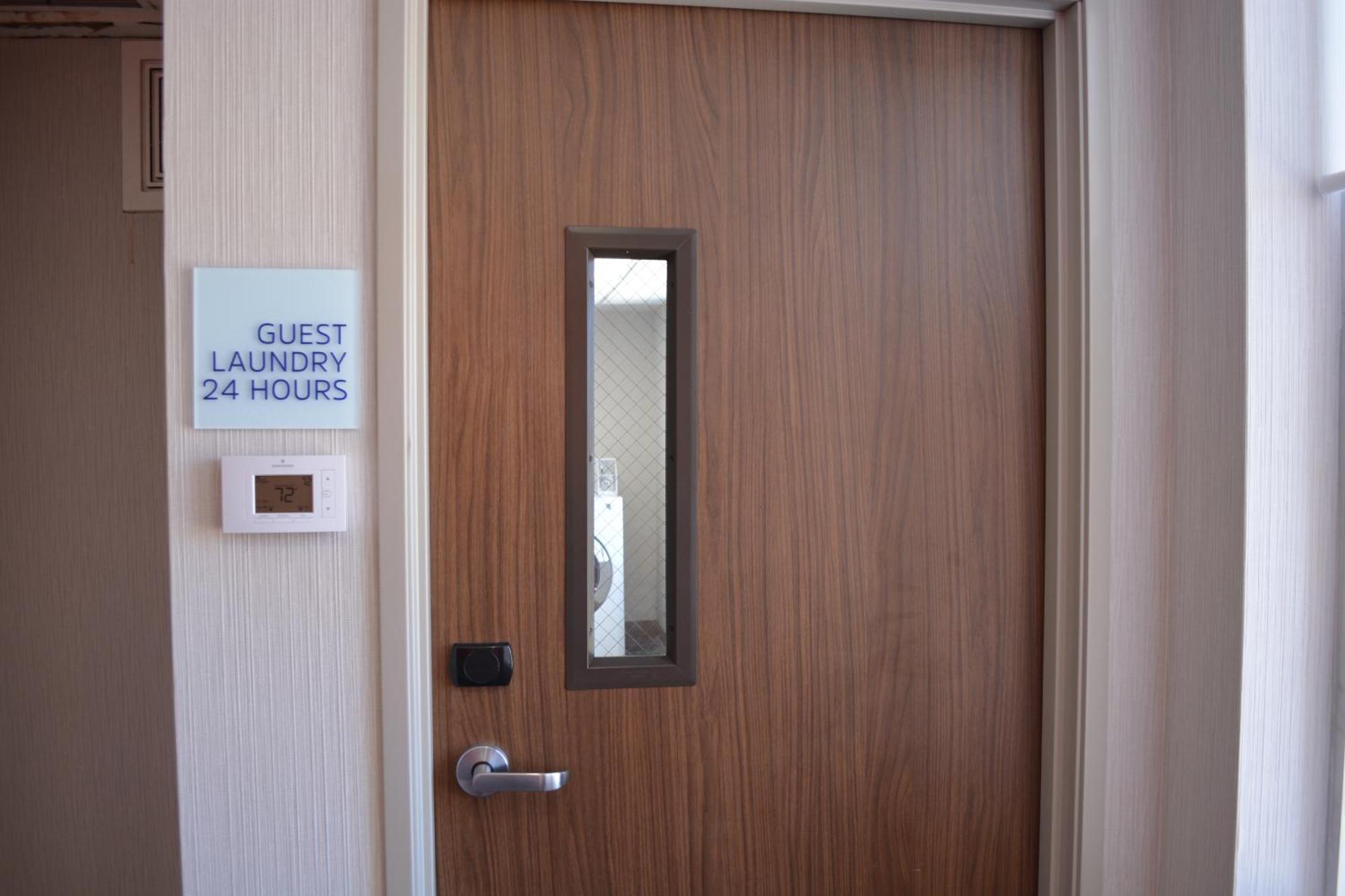 Holiday Inn Express & Suites ليبرال المظهر الخارجي الصورة