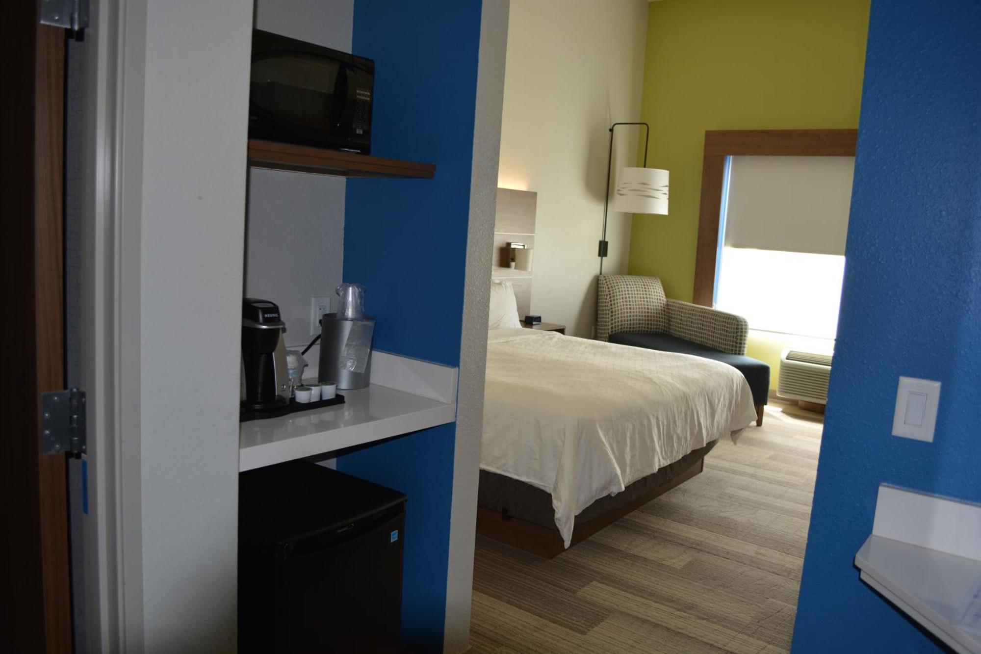 Holiday Inn Express & Suites ليبرال المظهر الخارجي الصورة