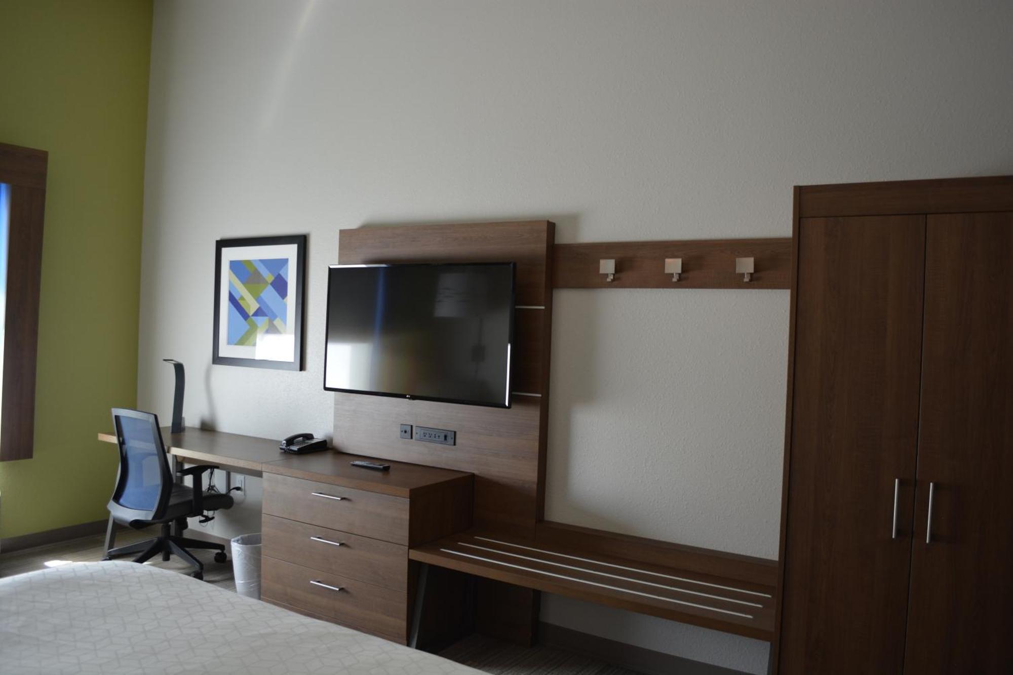 Holiday Inn Express & Suites ليبرال المظهر الخارجي الصورة