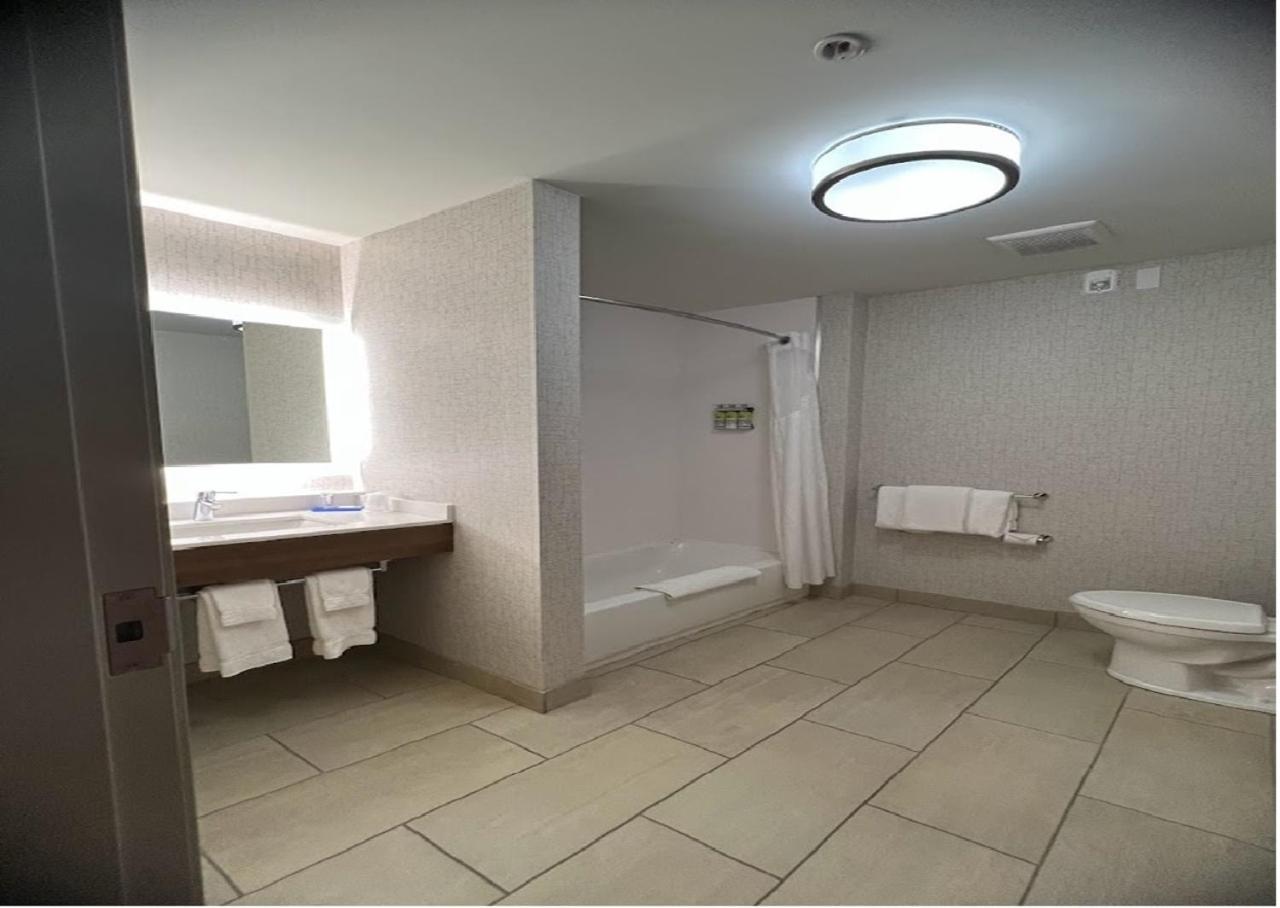 Holiday Inn Express & Suites ليبرال المظهر الخارجي الصورة