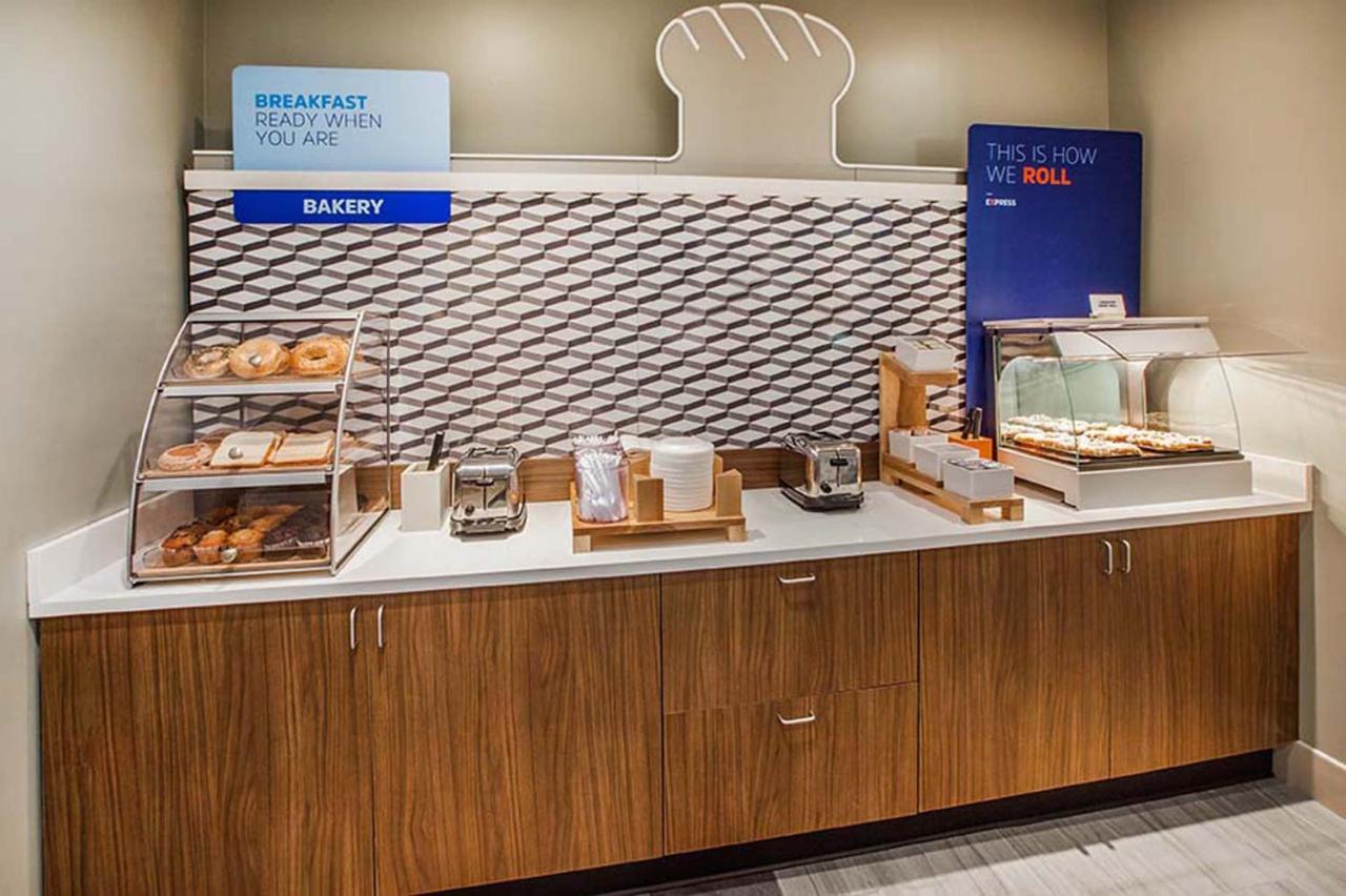 Holiday Inn Express & Suites ليبرال المظهر الخارجي الصورة