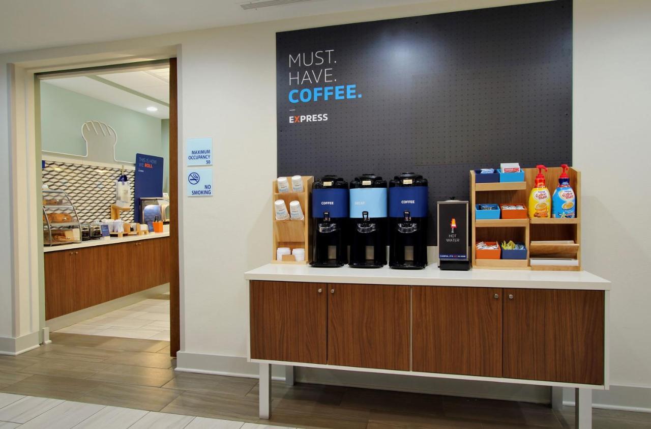 Holiday Inn Express & Suites ليبرال المظهر الخارجي الصورة