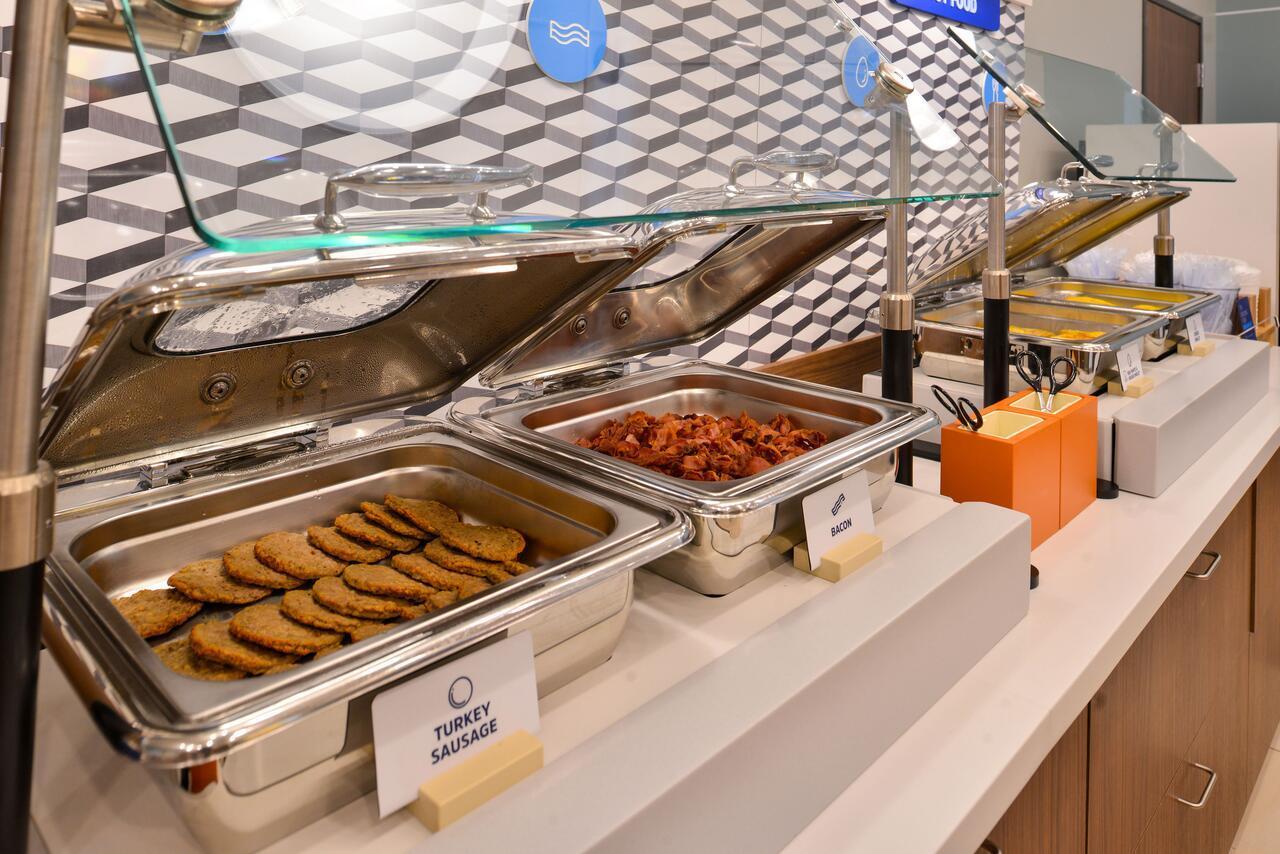 Holiday Inn Express & Suites ليبرال المظهر الخارجي الصورة